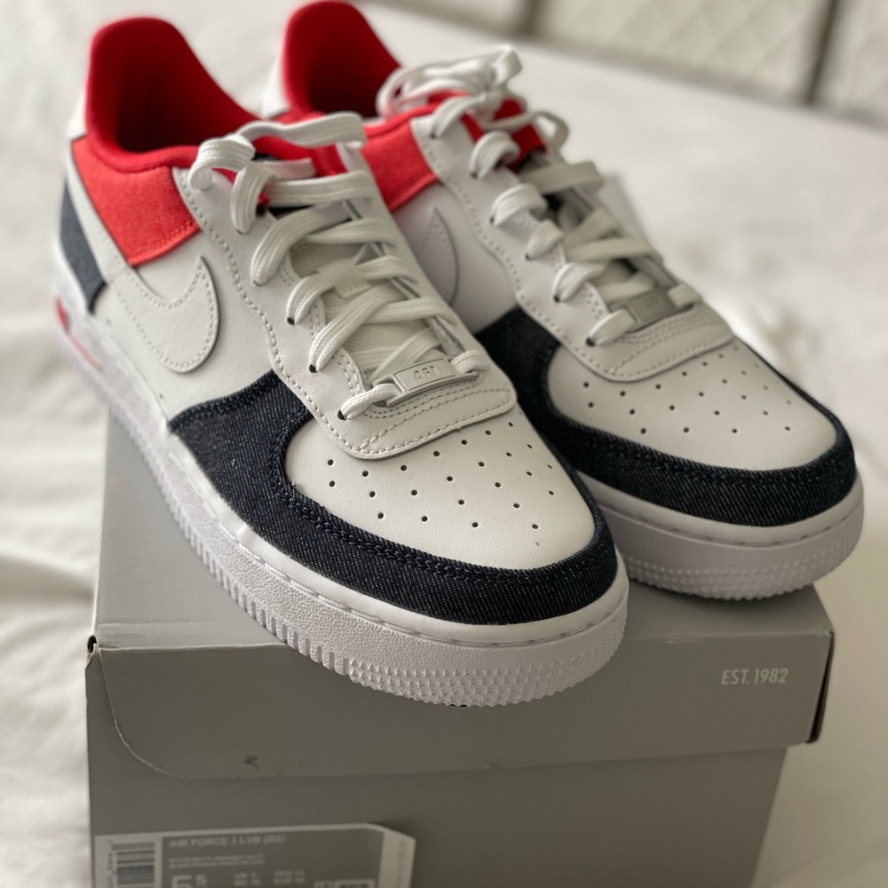 Nike Air Force 1 LV8 GS 5.5 Y or 6.5 / 7 women’s